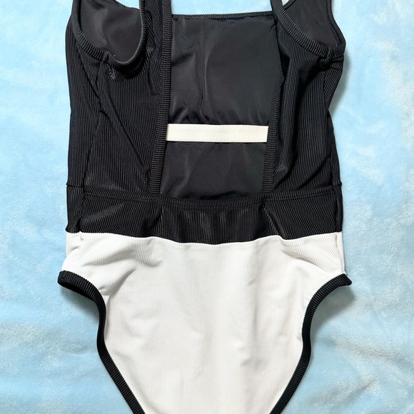 LainSnow women’s ocean isle one piece size M Black&White NWOT Rare color design - Picture 4 of 10